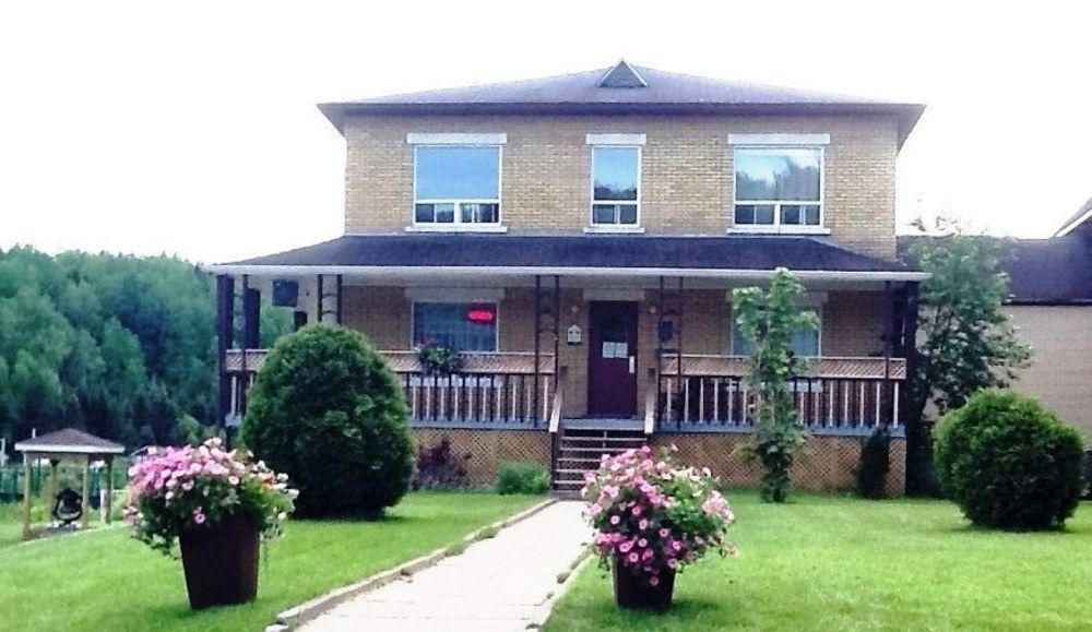 Auberge Du Presbytere De Riviere-Eternite Riviere Eternite Exterior photo