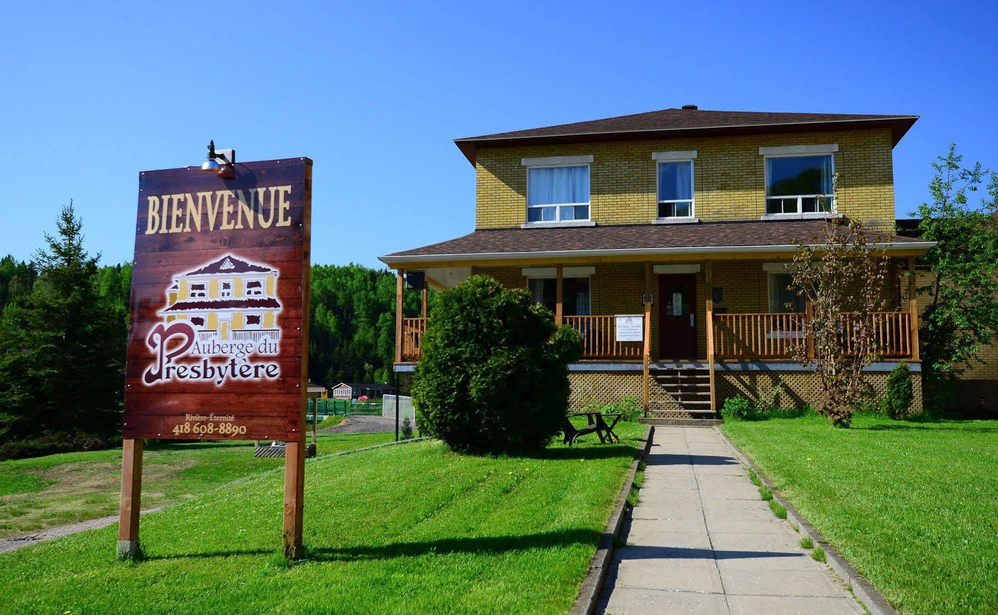 Auberge Du Presbytere De Riviere-Eternite Riviere Eternite Exterior photo